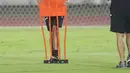 Pelatih Timnas U-23 Indonesia Gerald Vanenburg saat memimpin sesi latihan bersama di Stadion Madya, Kompleks Gelora Bung Karno, Senayan, Jakarta, Kamis (17/7/2025). (Liputan6.com/Helmi Fithriansyah)