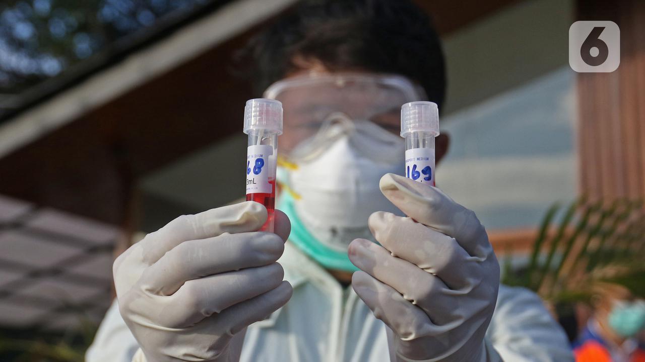 Penumpang KRL Commuter Line di Stasiun Bekasi Ikuti Tes Swab PCR