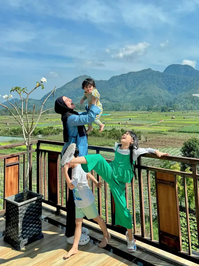 7 Potret Ryana Dea Mendadak Mudik ke Malang, Main ke Pantai dan Gunung Bareng Anak