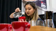 Peserta Venice Vallega membuat karya seni latte dalam Kompetisi Seni Latte yang merupakan bagian dari Pameran Restoran Kanada 2020 di Toronto, Kanada (3/3/2020). Total delapan peserta dari seluruh wilayah di Kanada ambil bagian dalam ajang nasional ini pada Selasa (3/3). (Xinhua/Zou Zheng)