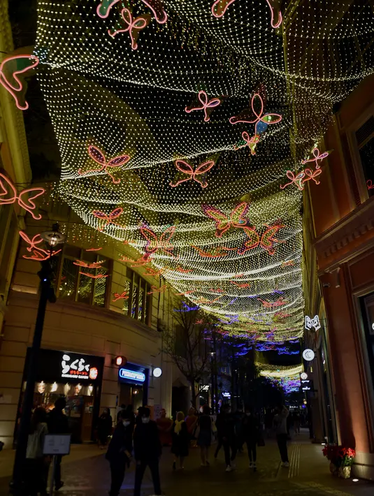 Instalasi cahaya di Lee Tung Street di Wan Chai, Hong Kong, China selatan (8/12/2020). Sebuah instalasi cahaya besar yang menggunakan teknologi kecerdasan buatan dengan tema "Kupu-kupu Harapan" diluncurkan di Lee Tung Street, Wan Chai, belum lama ini. (Xinhua/Lo Ping Fai)