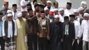 Presiden Joko Widodo (Jokowi) bersiap berfoto dengan ulama asal Provinsi Aceh usai pertemuan di Istana Negara,Jakarta, Selasa (5/3/2019). Para tokoh masyarakat, para alim ulama, para abu ingin bersilaturahmi dengan Jokowi. (Liputan6.com/Angga Yuniar)