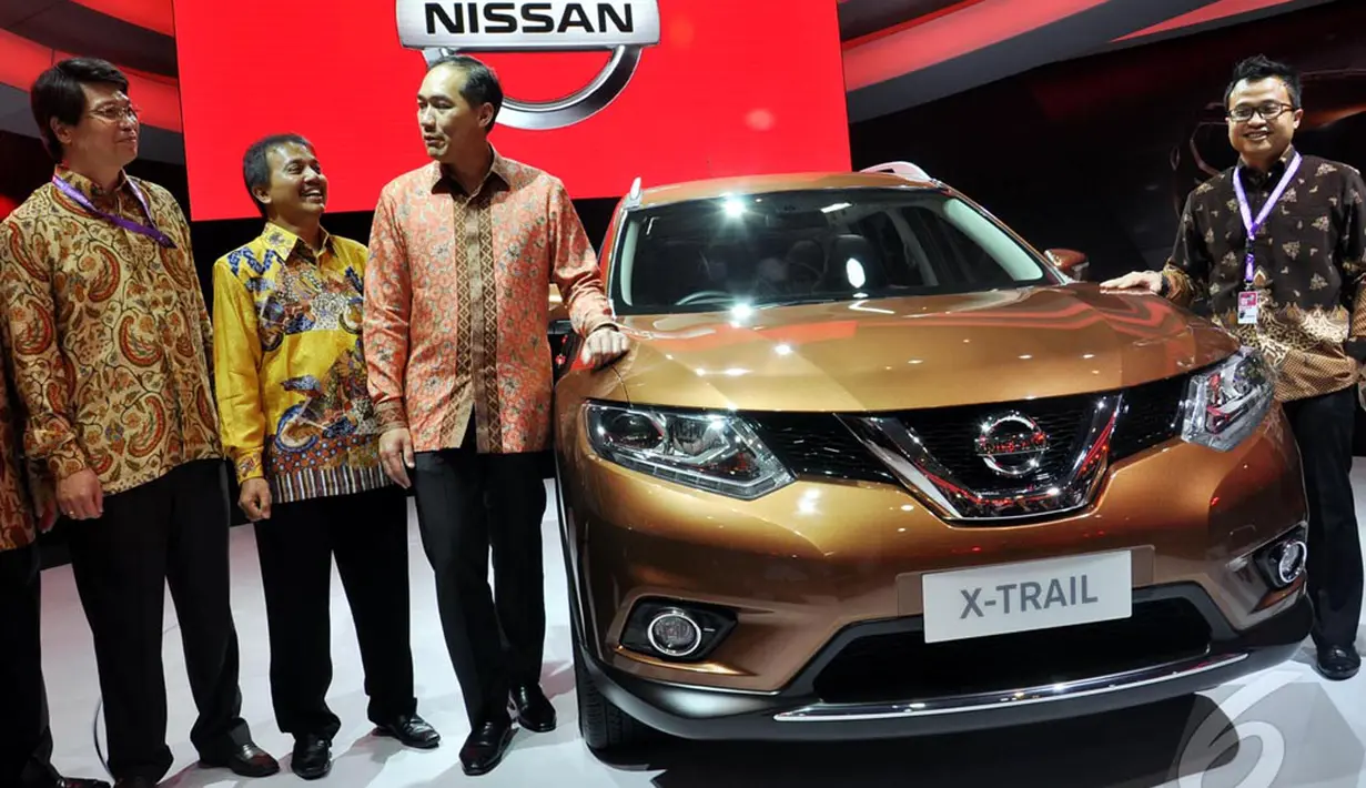 Mendag dan Menpora saat mengunjungi stand Nissan, JIEXpo, Jakarta, Kamis (18/9/2014) (Liputan6.com/Miftahul Hayat)
