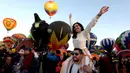 Sekelompok orang menyaksikan pengangkatan balon udara pada hari ketiga Festival Balon Udara Internasional ke-21 di Leon, negara bagian Guanajuato, Meksiko, 19 November 2023. (ULISES RUIZ/AFP)