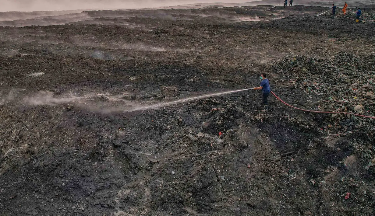Petugas pemadam kebakaran berusaha memadamkan api di Tempat Pembuangan Akhir (TPA) Jatiwaringin, Kabupaten Tangerang, Banten, Selasa (07/07/2026). (KLY/ Arie Basuki)