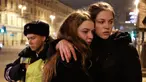 Dua warga berpelukan saat berduka di dekat lokasi ledakan bom di stasiun kereta bawah tanah St. Petersburg, Senin (3/4). Dikabarkan kejadian tersebut menewaskan 10 orang dan menghancurkan sebuah gerbong kereta. (AP Photo / Dmitri Lovetsky)