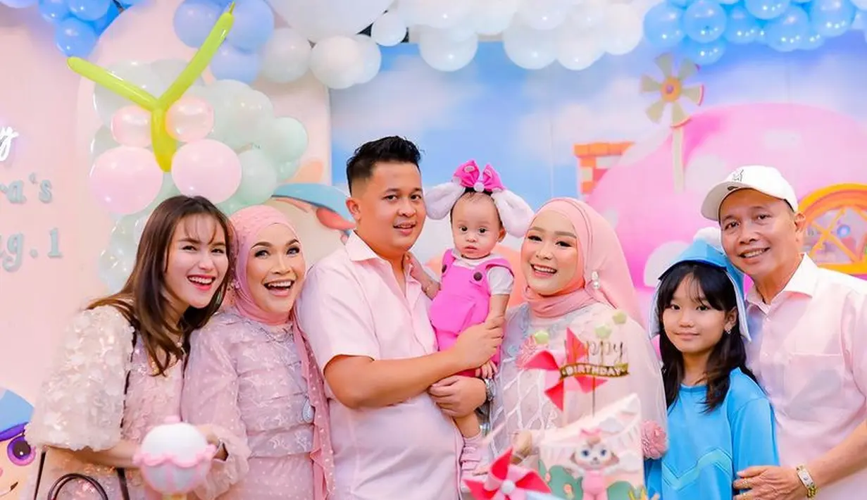 Pesta ulang tahun keponakan Ayu Ting Ting dirayakan dengan meriah bernuansa pink dan biru. Keluarga pun mengenakan busana warna serupa. [@ayutingting92]