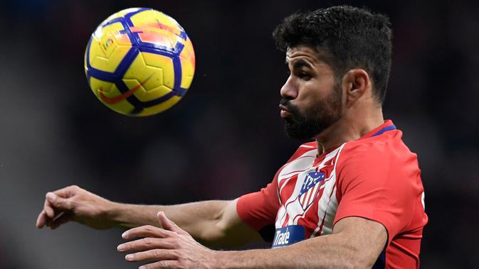 Pemain depan Atletico Madrid Diego Costa mengontrol bola saat melawan Valencia dalam pertandingan Liga Spanyol di stadion Wanda Metropolitano, Madrid (4/2). (AFP Photo/Gabriel Bouys)