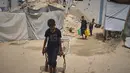 Sebelumnya, pada Juni 2024, Badan Bantuan dan Pekerjaan Perserikatan Bangsa-Bangsa (PBB) untuk Pengungsi Palestina di Timur Dekat (UNRWA) mengatakan sekitar 67 persen infrastruktur serta fasilitas air dan sanitasi di Jalur Gaza telah hancur atau rusak. (AP Photo/Jehad Alshrafi)