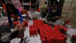 Pekerja melakukan pengepakan lilin untuk perayaan Imlek di Kampung Melayu, Teluk Naga, Tangerang, Sabtu (23/1/2016). Pengrajin lilin mengaku kebanjiran order jelang perayaan Imlek . (Liputan6.com/Johan Tallo)