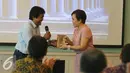 Alumni Monash University Dosen dan Lektor kepala UI, Ibnu Wahyudi memberikan buku puisinya ke Direktur Program dan Produksi SCTV, Harsiwi Achmad saat acara  diskusi  di SCTV tower, Jakarta, Sabtu (16/4). (Liputan6.com/Herman Zakharia)