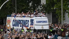 Para pemain Real Madrid merayakan trofi La Liga Spanyol di atas bus di alun-alun Plaza Cibeles di Madrid pada 30 April 2022. Real Madrid mengamankan gelar La Liga ke-35  setelah kemenangan kandang 4-0 atas Espanyol. (AFP/Oscar Del Pozo)