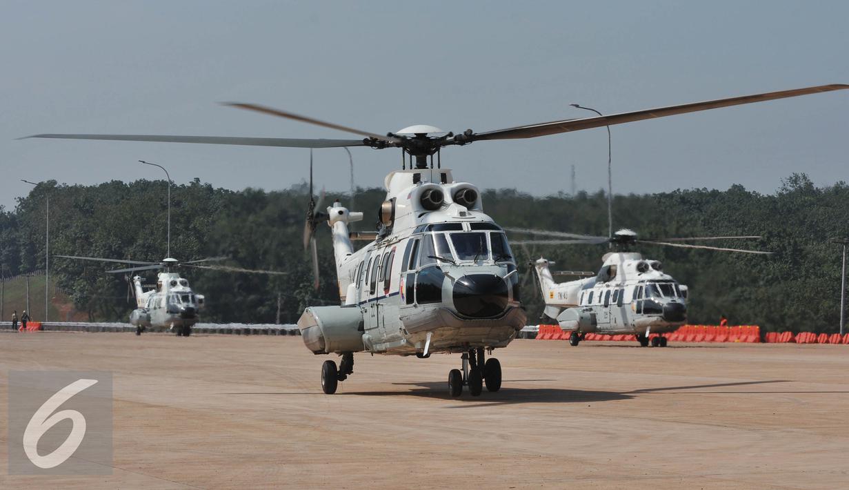 Sejumlah pesawat parkir di jalan tol Cikopo-Palimanan saat peresmian pengoperasian jalan tol Cikopo-Palimanan, Jawa Barat, Sabtu (13/6/2015). Jalan Tol sepanjang 116,754 km ini merupakan jalan tol terpanjang di Indonesia. (Liputan6.com/Johan Tallo)