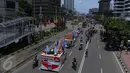 Iring-iringan mobil karnaval para pasangan Cagub DKI Jakarta saat melintas di Thamrin, Jakarta, Sabtu (29/10). Selain mekukan karnaval mobil hias, ke tiga pasangan Cagub tersebut juga melakukan deklarasi pilkada damai. (Liputan6.com/Angga Yuniar)