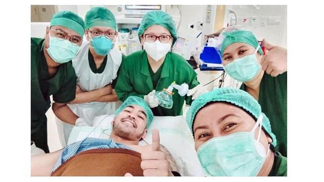 10 Potret Robby Purba Jalani Operasi Tumor Payudara, Jarang Terjadi pada Pria