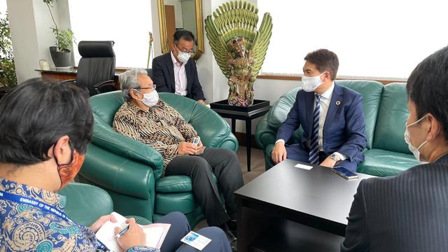 Dubes RI untuk Jepang Heri Akhmadi menerima kunjungan Wali Kota Oarai, Yutaka Kunii di Gedung KBRI Tokyo.