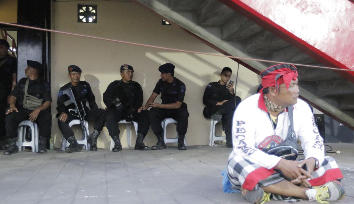 Pertandingan diamankan oleh petugas Kepolisian yang dibantu oleh Pecalang yang merupakan keamanan adat Bali. (Bola.com/Erwin Fitriansyah)