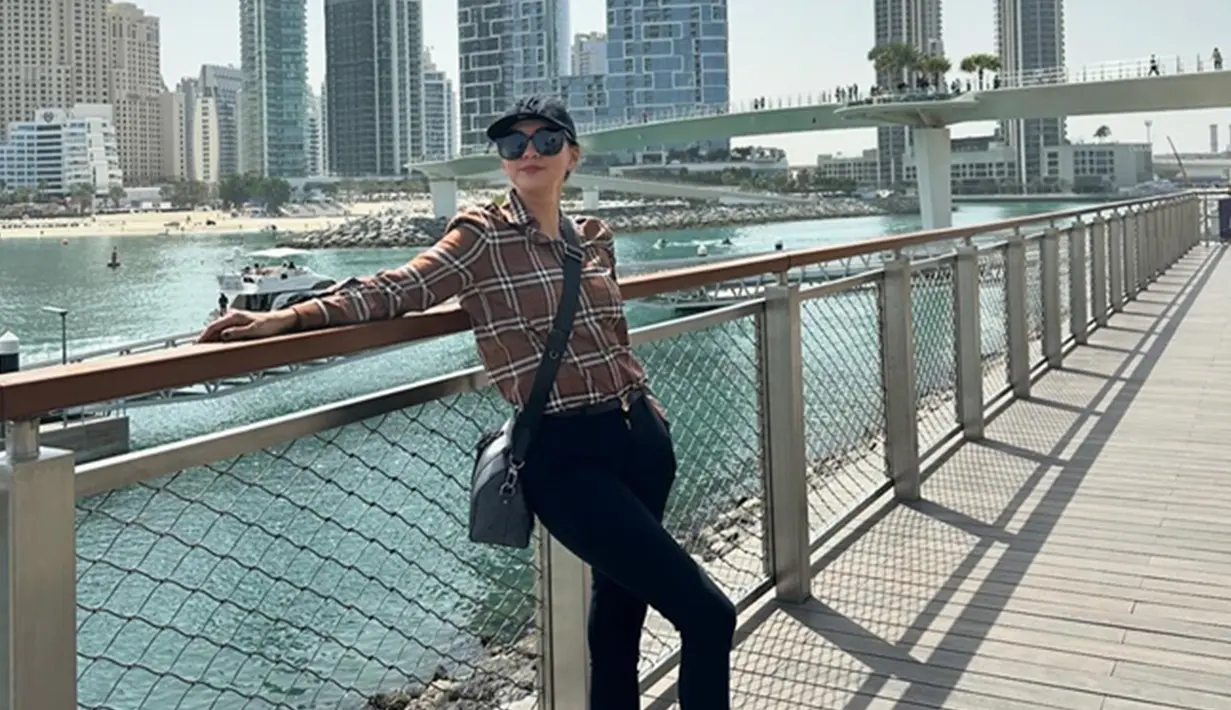 Donna Agnesia mengunggah momen saat liburannya di Dubai. Melalui akun Instagram, ia terlihat mengunjungi ke berbagai tempat wisata ikonik di Dubai. (Liputan6.com/IG/@dagnesia)