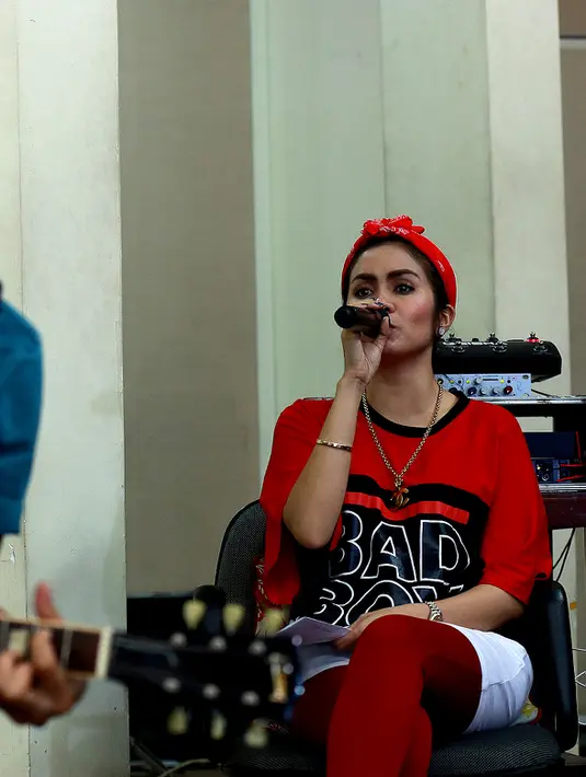 Kita tunggu saja ya kejutan yang akan diberikan Geisha dalam penampilannya nanti pada HUT SCTV ke-25, 24 Agustus 2015.