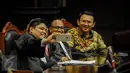 Gubernur DKI Basuki Tjahaja Purnama (Ahok) berfoto sebelum sidang lanjutan sidang uji materi UU Pilkada di Mahkamah Konstitusi, Jakarta,  Senin (26/9). Sidang beragenda mendengarkan keterangan ahli yang dihadirkan pemohon. (Liputan6.com/Faizal Fanani)