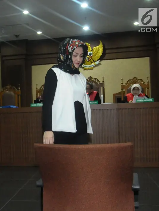 Deisti Astriani Tagor usai mengucapkan sumpah jelang menjadi saksi pada sidang perkara merintangi penyidikan dugaan korupsi E-KTP dengan terdakwa Bimanesh Sutarjo di Pengadilan Tipikor, Jakarta, Senin (16/4). (Liputan6.com/Helmi Fithriansyah)