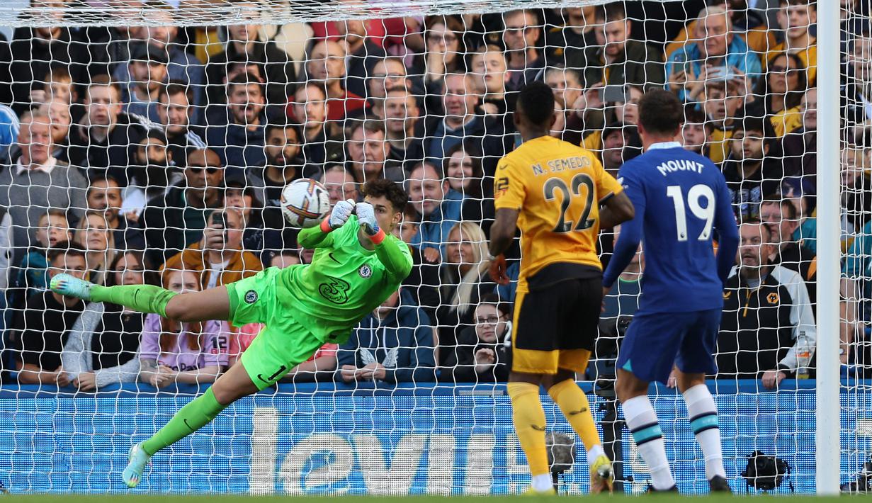 Kepa Arrizabalaga (kiri) tampil bagus pada dua laga terakhir Chelsea, melawan AC Milan dan Wolves Kepa mencatat nirbobol. Kepa juga memanfaatkan momen cederanya Mendy dan kedatangan manajer baru untuk mendapatkan tempat utama di Chelsea. (AFP/Adrian Dennis)