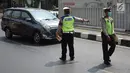 Petugas Kepolisian memberhentikan mobil berplat nomor genap yang memasuki persimpangan Jalan Dharmawangsa X dan Jalan Fatmawati, Jakarta, Senin (9/9/2019). Polisi mulai menindak pengendara yang melanggar perluasan ganjil genap di Jakarta Selatan. (Liputan6.com/Immanuel Antonius)