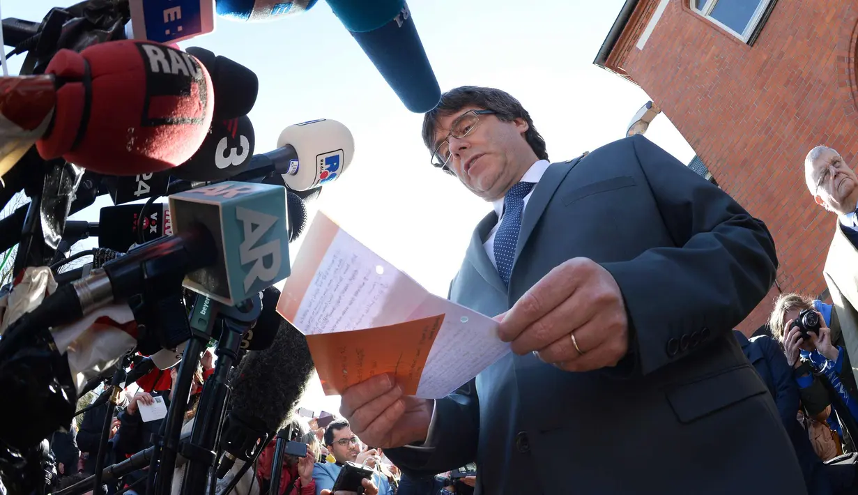 Mantan pemimpin Catalan, Carles Puigdemont memberi keterangan kepada awak media setelah dibebaskan dengan jaminan dari penjara di Neumuenster, Jerman utara, (6/4). (Axel Heimken/dpa via AP)