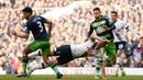 4. Striker Tottenham, Harry Kane, terjatuh berebut bola dengan pemain Swansea, Neil Taylor, pada laga Liga Premier Inggris di Stadion White Hart Lane, Minggu (28/2/2016). Tottenham berhasil menaklukan Swansea 2-1. (Reuters/Tony O'Brien)