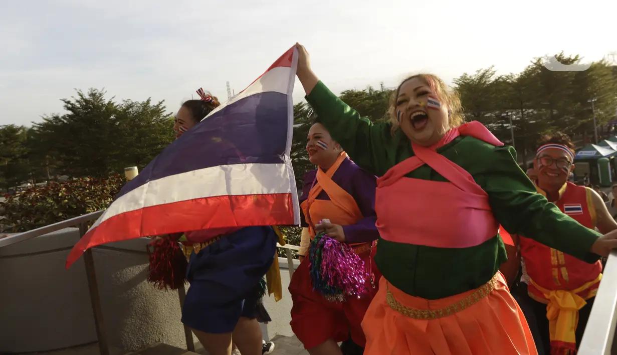 Seorang penonton mengibarkan bendera Thailand jelang upacara pembukaan SEA Games 2019 di Philipine Arena Bulacan, Manila, Sabtu (30/11/2019). Pesta olahraga se-Asia Tenggara ini akan berlangsung hingga 11 Desember. (Bola.com/M Iqbal Ichsan)