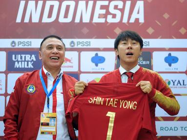 Pelatih timnas Indonesia, Shin Tae-yong (kanan) saat diperkenalkan oleh Ketua Umum Perserikatan Sepak Bola Seluruh Indonesia (PSSI) periode 2019-2023, Mochammad Iriawan di Ruang VVIP Stadion Pakansari, Kab Bogor, Jawa Barat, Sabtu (28/12/2019). (Liputan6.com/Helmi Fithriansyah)
