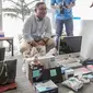 Daniel Tumiwa, CEO OLX Indonesia, berpartisipasi dalam Garage Sale di kantor OLX Indonesia, dengan menjual barang-barang lamanya.