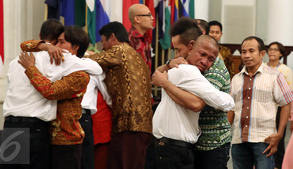 Suasana haru empat WNI anak buah Kapal Nathan 3 yang disandera perompak Somalia diserahterimakan kepada pihak keluarga di Kantor Kementerian Luar Negeri, Jakarta, Senin (31/10). (Liputan6.com/Johan Tallo)