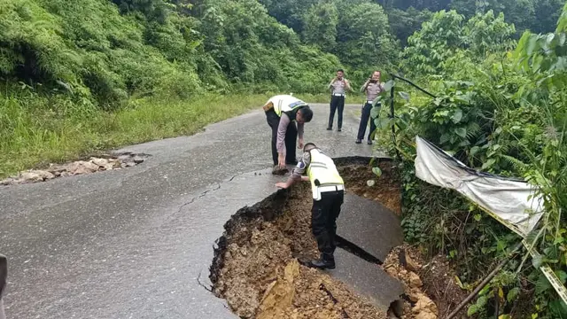 Jalan penghubung empat kabupaten di wilayah Konawe Selatan putus hingga menyebabkan kendaraan roda empat tidak bisa melintas.(Liputan6.com/Ahmad Akbar Fua)
