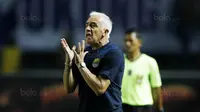 Pelatih Persib, Mario Gomez, memberikan arahan kepada anak asuhnya saat pertandingan melawan PSM pada laga Piala Presiden di Stadion GBLA, Bandung, Jumat (26/1/2018). Persib takluk 0-1 dari PSM. (Bola.com/M Iqbal Ichsan)