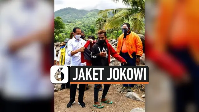 Presiden Jokowi mengunjungi lokasi bencana banjir bandang di NTT. Dalam kunjungannya, ia memberikan jaket yang sedang ia pakai kepada seorang pemuda korban banjir.