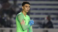 Kiper Timnas Indonesia U-22, Nadeo Argawinata, mengamati rekannya saat melawan Singapura U-22 pada laga SEA Games 2019 di Stadion Rizal Memorial, Manila, Kamis (28/11). Indonesia menang 2-0 atas Singapura. (Bola.com/M Iqbal Ichsan)