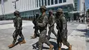 Tentara Korea Selatan ikut serta dalam latihan anti-teror di Pusat Seni Bucheon di Bucheon, sebelah barat Seoul (23/8/2022). Latihan anti-teror ini di sela-sela latihan militer gabungan Korea Selatan-AS yang disebut Ulchi Freedom Shield. (AFP/Jung Yeon-je)
