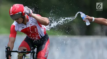 Atlet ParaCycling, Martin Losumengguyur tubuhnya saat laga di nomor Mens C5 Road RaceAsian Para Games 2018 di Sirkuit Sentul Bogor, Selasa (9/10). Martin Losu meraih perunggu dengan waktu 2 jam 18.58 menit. (Liputan6.com/Helmi Fithriansyah)