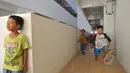 Sejumlah anak saat bermain di dalam halaman Rusunawa muara baru, Jakarta, Kamis (21/05/2015). Fasilitas rusunawa muara baru akan di tambah dan diperlengkap seperti pembangunan Ruang Publik Terpadu Ramah Anak (RPTRA). (Liputan6.com/Herman Zakharia)