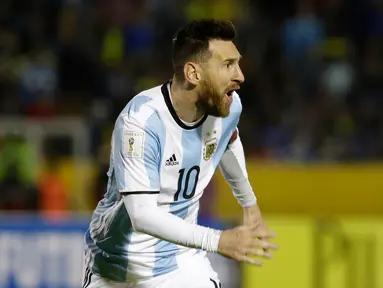 Pemain timnas Argentina, Lionel Messi berselebrasi usai mencetak gol ke gawang Ekuador pada Kualifikasi Piala Dunia 2018, di Stadion Atahualpa, Rabu (11/10). Hat-trick Messi membawa Argentina lolos ke Piala Dunia dengan skor 3-1. (AP/Fernando Vergara)