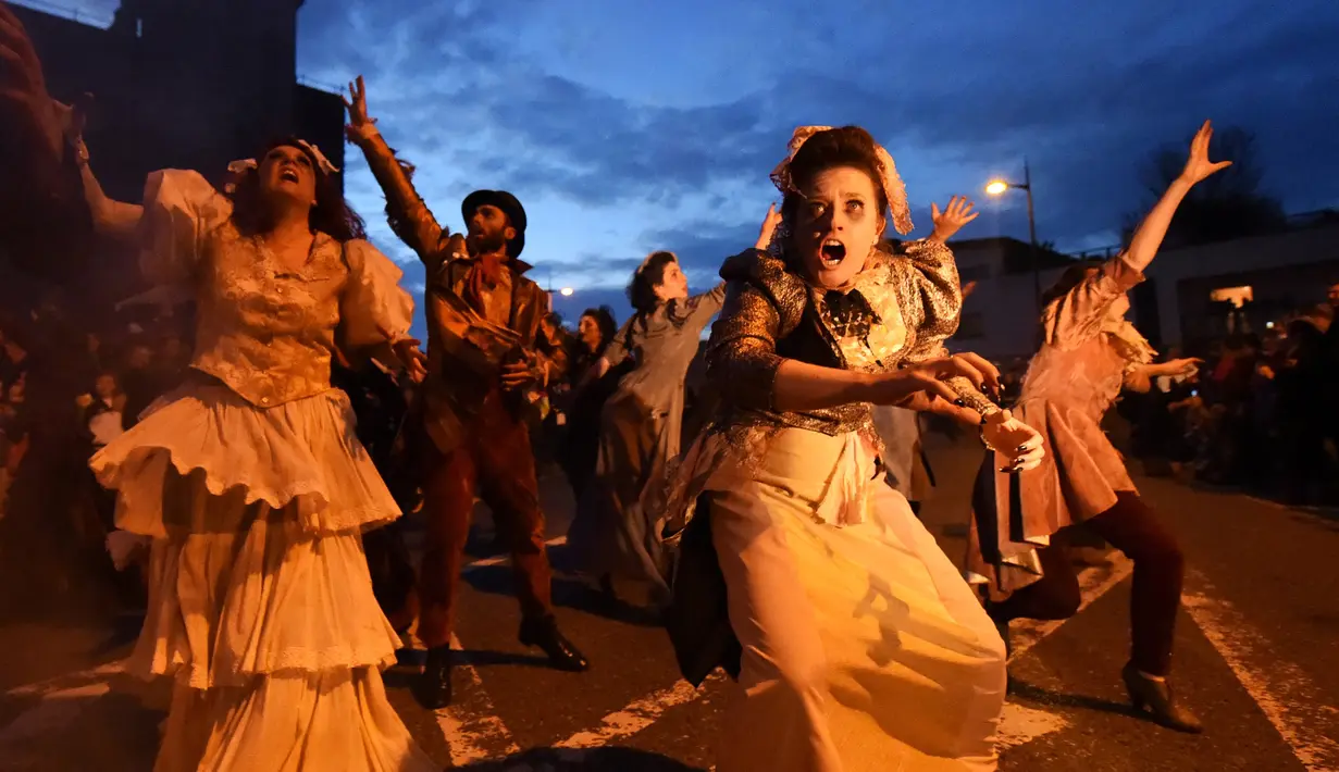 Sejumlah warga saat berpartisipasi dalam Parade Halloween di Irlandia (30/10). Parade yang juga dikenal dengan Savage Grace Galway ini menghadirkan nenek sihir, serigala, dan burung hantu. (REUTERS/Clodagh Kilcoyne)
