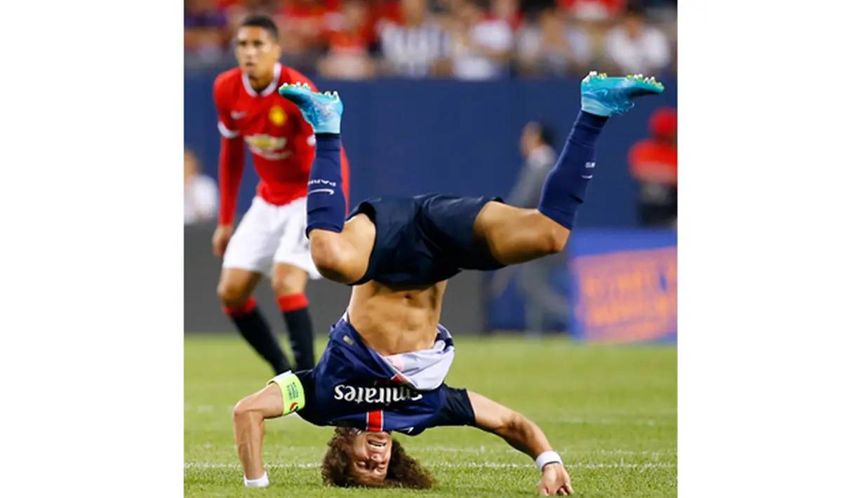  Pemain PSG David Luiz terjatuh pada laga International Champions Cup 2015 di Soldier Field, AS, Kamis (30/7) pagi WIB. (Reuters/Jeff Haynes)