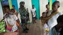 Seorang perwira militer berjaga di klinik setempat di desa Ayam distrik Asmat, di provinsi Papua Barat (26/1). Menurut Komandan Korem 174/ATW Merauke ini, jumlah anak yang meninggal akibat wabah campak dan gizi buruk tercatat 70 orang. (AFP/Bay Ismoyo)