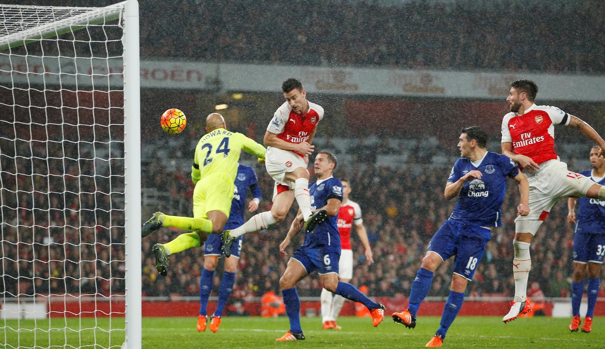 Pemain Arsenal, Laurent Koscielny, mencetak gol ke gawang Everton dalam lanjutan Liga Premier Inggris di Stadion Emirates, London, Inggris. Sabtu (24/10/2015) malam WIB. (Action Images via Reuters/John Sibley)