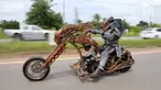 Seorang pengendara motor di Thailand menggunakan kostum ala predator di jalanan. Motornya pun didandani senada dan membuat masyarakat sekitar ngeri.