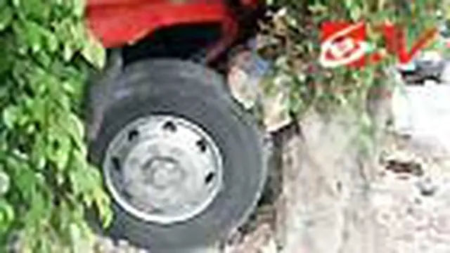 Truk Tabrak Pagar Kantor Dinas Pendidikan