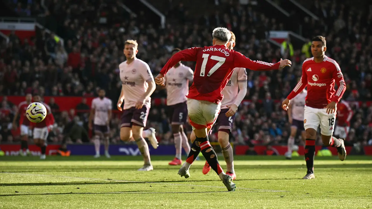 Foto: Jempol Erik Ten Hag untuk Mentalitas para Pemain MU setelah Menang Comeback dari Brentford di Liga Inggris