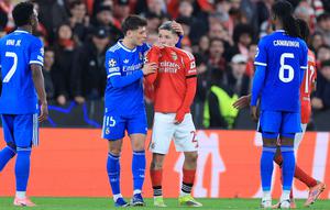 Kylian Mbappe menilai winger Benfica, Gianluca Prestianni, tidak pantas lagi tampil di kompetisi elite Eropa tersebut setelah dugaan tindakan pelecehan rasial terhadap Vinicius. Meskipun begitu Prestianni tidak mendapat kartu kuning atau merah dari wasit. Ia terlihat menutup mulutnya dengan jersey, sehingga wasit tidak menemukan bukti verba. (AFP/Patricia De Melo Moreira)