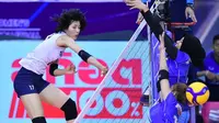 Pemain timnas voli putri Indonesia (biru) mencoba memblok smes pemain Korea Selatan pada laga perdana Pul B Kualifikasi Olimpiade 2020 Tokyo di Korat Chatchai Hall, Nakhon Ratchasima, Thailand, Selasa (7/1/2020). (foto: AVC)